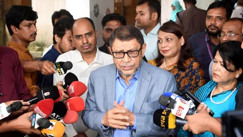  'বিশ্ব আত্মহত্যা প্রতিরোধ দিবস' উপলক্ষে আয়োজিত সেমিনার শেষে সাংবাদিকদের সঙ্গে কথা বলেন স্বাস্থ্যমন্ত্রী। সংগৃহীত ছবি