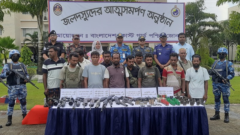 সুন্দরবনের ‘নানা ভাই’ বাহিনীর প্রধানসহ ১২ সদস্যের আত্মসমর্পণ  