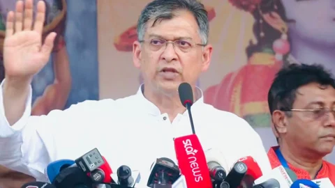 জন্মাষ্টমী শোভাযাত্রার উদ্বোধনে বক্তব্য রাখছেন স্বরাষ্ট্রমন্ত্রী। ছবি: সংগৃহীত