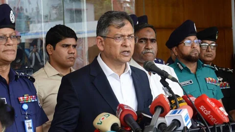 শনিবার রাজধানীর রাজারবাগে পুলিশ হেডকোয়ার্টার্সে অপরাধ পর্যালোচনা সম্মেলন শেষে প্রেস ব্রিফিংয়ে স্বরাষ্ট্রমন্ত্রী সালাহউদ্দিন আহমদ। ছবি: পিআইডি