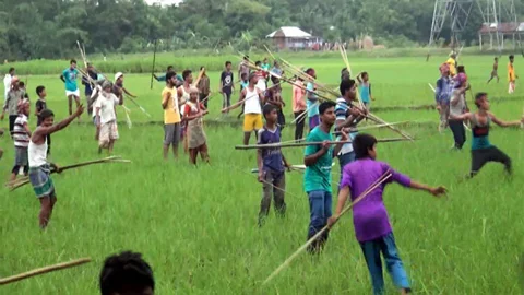 হবিগঞ্জের বানিয়াচংয়ে সংঘর্ষে লিপ্ত দুই পক্ষের লোকজন। ফাইল ছবি