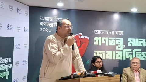 ‘গণতন্ত্র, মানবাধিকার ও জবাবদিহি সরকার ব্যবস্থা’ শীর্ষক সভায় কথা বলেন প্রধানমন্ত্রীর শিক্ষা এবং প্রাথমিক ও গণশিক্ষা উপদেষ্টা মাহদী আমিন। সংগৃহীত ছবি