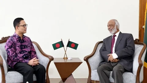 সচিবালয়ে বাংলাদেশে নিযুক্ত মালয়েশিয়ার হাইকমিশনার মোহাম্মদ শুহাদা বিন ওসমানের সঙ্গে বৈঠক করেন এলজিআরডি মন্ত্রী। ছবি: সংগৃহীত