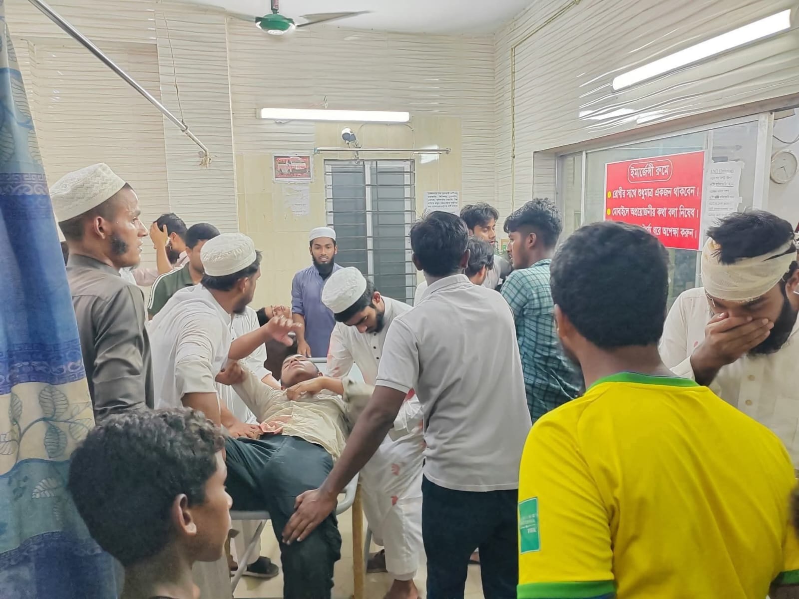 আহতরা হাসপাতালে চিকিৎসা নেন। সংগৃহীত ছবি