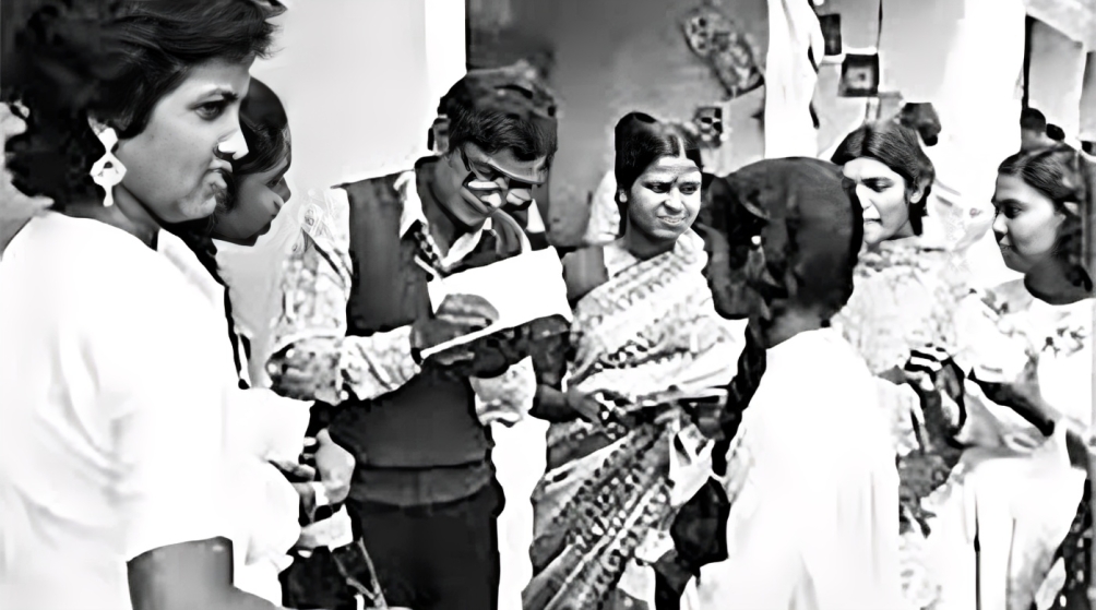 বইমেলায় অটোগ্রাফ দিচ্ছেন হুমায়ূন আহমেদ। ছবি: সংগৃহীত
