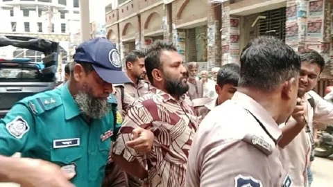রিমান্ড শুনানি শেষে মহিবুল্লাহ মুবিনকে আদালত থেকে নিয়ে যাওয়া হচ্ছে। ছবি: সংগৃহীত