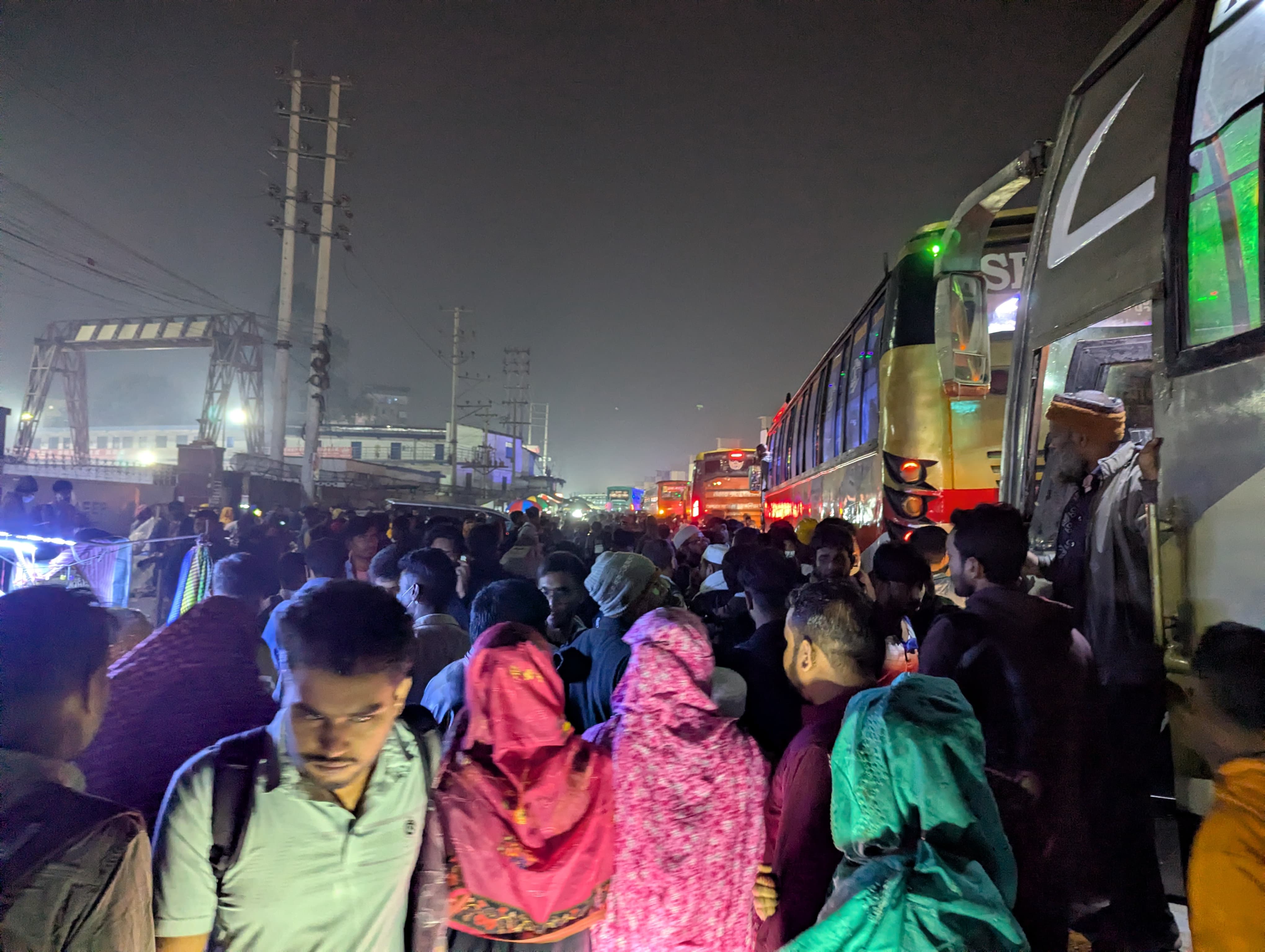 বাস পেলেও অনেককে অপেক্ষা করতে হয় দীর্ঘ সময়। স্ট্রিম ছবি