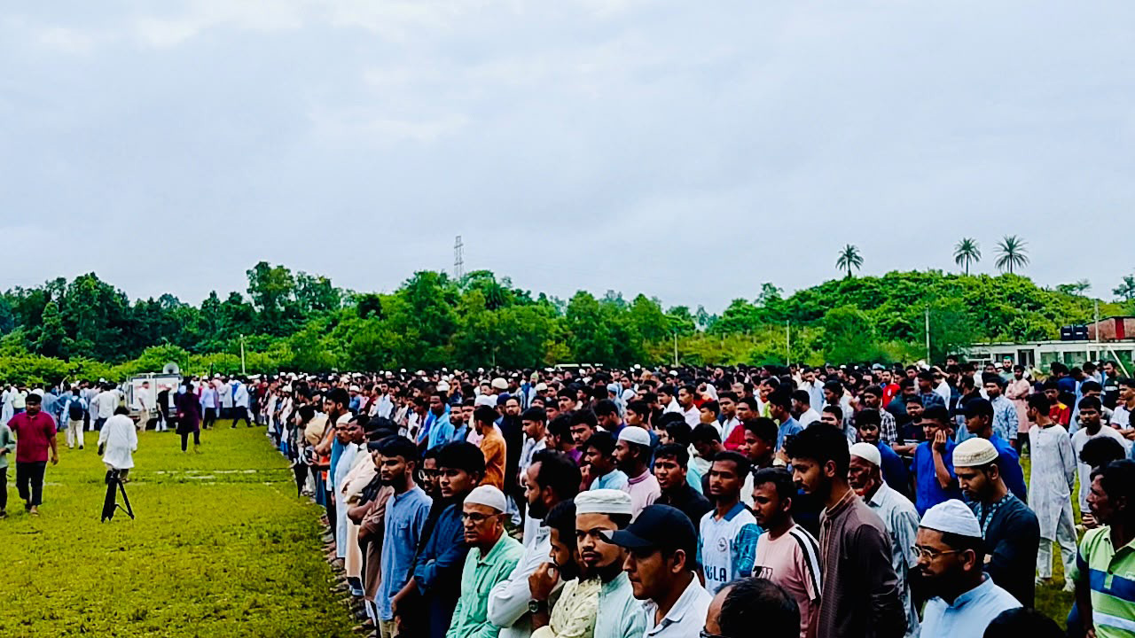 কুমিল্লা বিশ্ববিদ্যালয়ের কেন্দ্রীয় জামে মসজিদ সংলগ্ন খেলার মাঠে অপ্রিতমের প্রথম নামাজে জানাজায় উপাচার্য, শিক্ষক, কর্মকর্তা-কর্মচারী, শিক্ষার্থীসহ অসংখ্য মানুষ অংশ নেন। স্ট্রিম ছবি