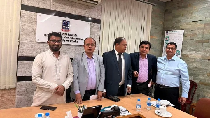 উপাচার্য ও উপ-উপাচার্যদের সঙ্গে শুভেচ্ছা বিনিময় করেন প্রধানমন্ত্রীর রাজনৈতিক সহকারী রাশেদ খান। ছবি: সংগৃহীত