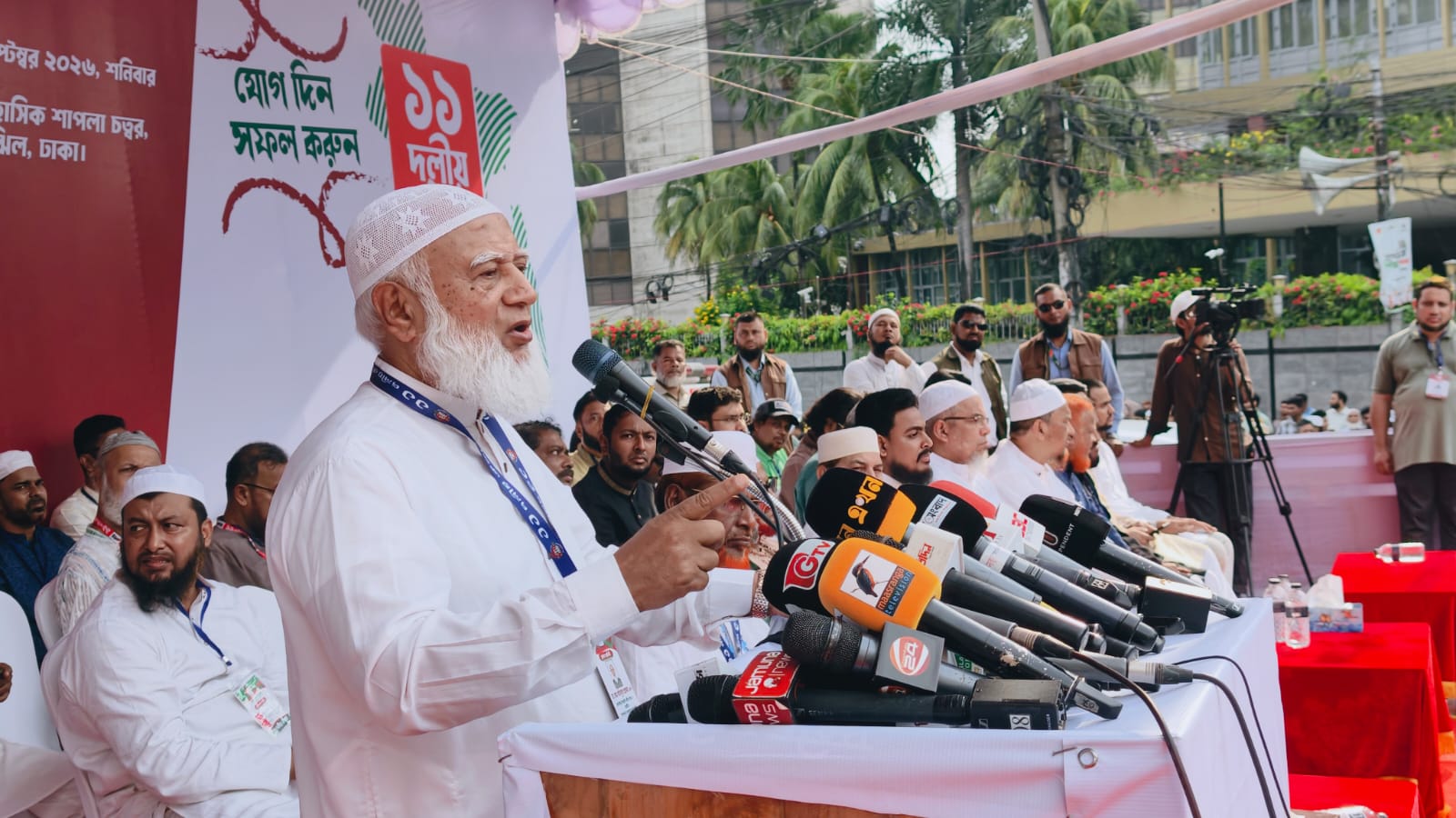১১-দলীয় ঐক্যের চট্টগ্রাম অভিমুখে লংমার্চ উপলক্ষে মতিঝিল শাপলা চত্বরে সমাবেশে বক্তব্য দেন ডা. শফিকুর রহমান। ছবি: সংগৃহীত