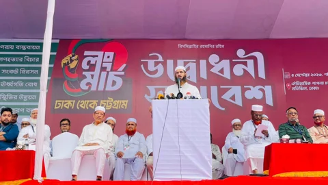 ১১-দলীয় ঐক্যের চট্টগ্রাম অভিমুখে লংমার্চ উপলক্ষে মতিঝিল শাপলা চত্বরে সমাবেশে বক্তব্য দেন মামুনুল হক। ছবি: সংগৃহীত