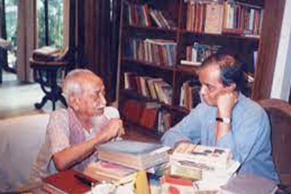 অধ্যাপক আবদুর রাজ্জাকের সঙ্গে আহমদ ছফা। ছবি: সংগৃহীত