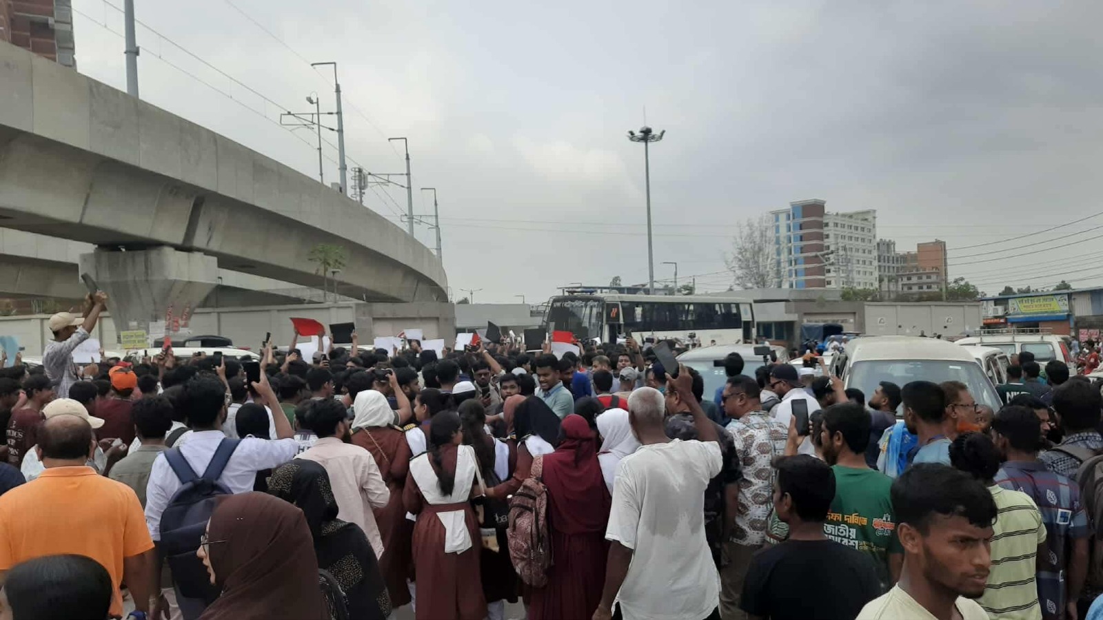 নিখোঁজ বাচ্চাদের খুঁজছে অভিভাবকেরা, পাচ্ছে না কোথাও সদুত্তর
