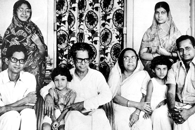 সপরিবার প্রেমেন্দ্র মিত্র। সংগৃহীত ছবি