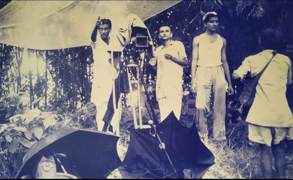 ‘পথের পাঁচালী’ ছবির শুটিং-এ সত্যজিৎ রায়। সংগৃহীত ছবি