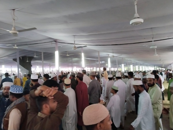 জাতীয় ঈদগাহে মুসল্লিদের নামাজ আদায়। স্ট্রিম ছবি