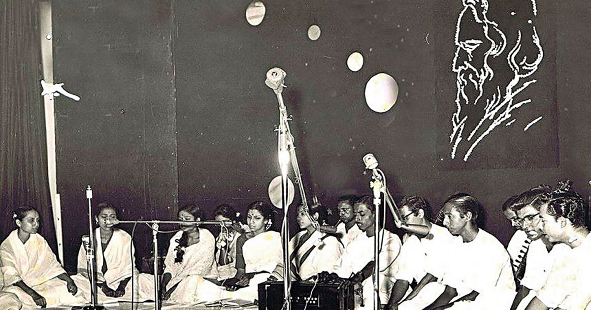 ১৯৬১-৬২ সালে ঢাকায় রবীন্দ্র সঙ্গীত পরিবেশন। সংগৃহীত ছবি