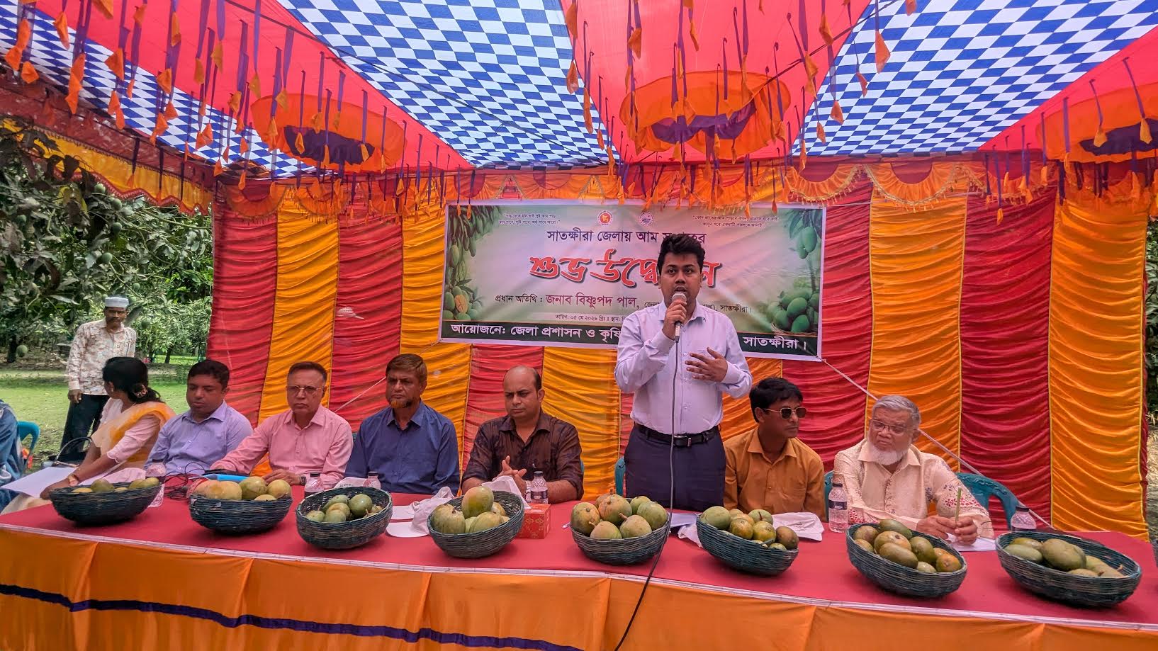 অনুষ্ঠানে অতিথিরা
