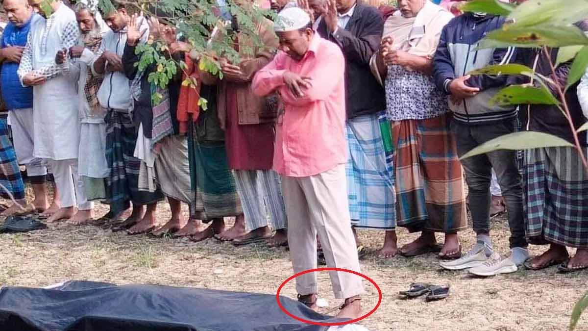 ২০২২ সালে শেখ হাসিনার শাসনামলে হাতকড়া ও ডান্ডাবেড়ি নিয়ে মায়ের জানাজা পড়াচ্ছেন গাজীপুরের বিএনপি নেতা আলী আজম। ছবি: সংগৃহীত