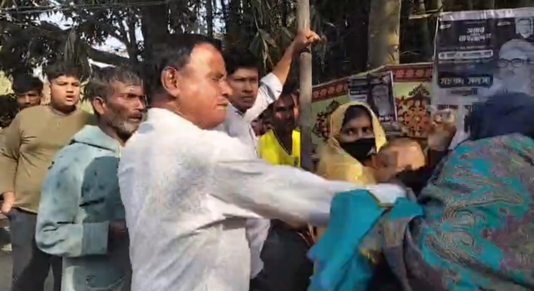 ভোটকেন্দ্রের সামনে স্বতন্ত্র নারী প্রার্থীকে বিএনপি নেতার থাপ্পড়