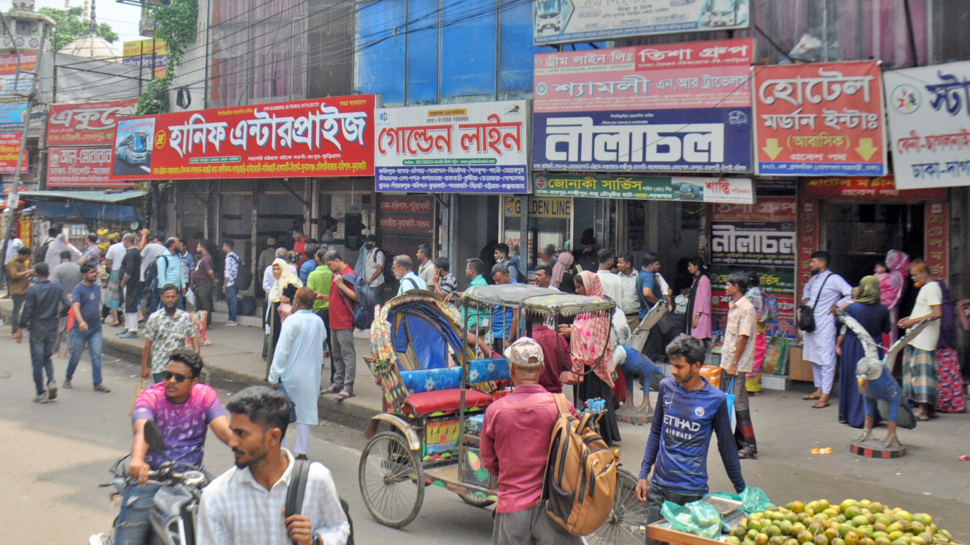 রাজধানীর সায়েদাবাদ বাস টার্মিনালে বাড়তি ভাড়া নেওয়ার অভিযোগ যাত্রীদের। ছবি: ফোকাস বাংলা
