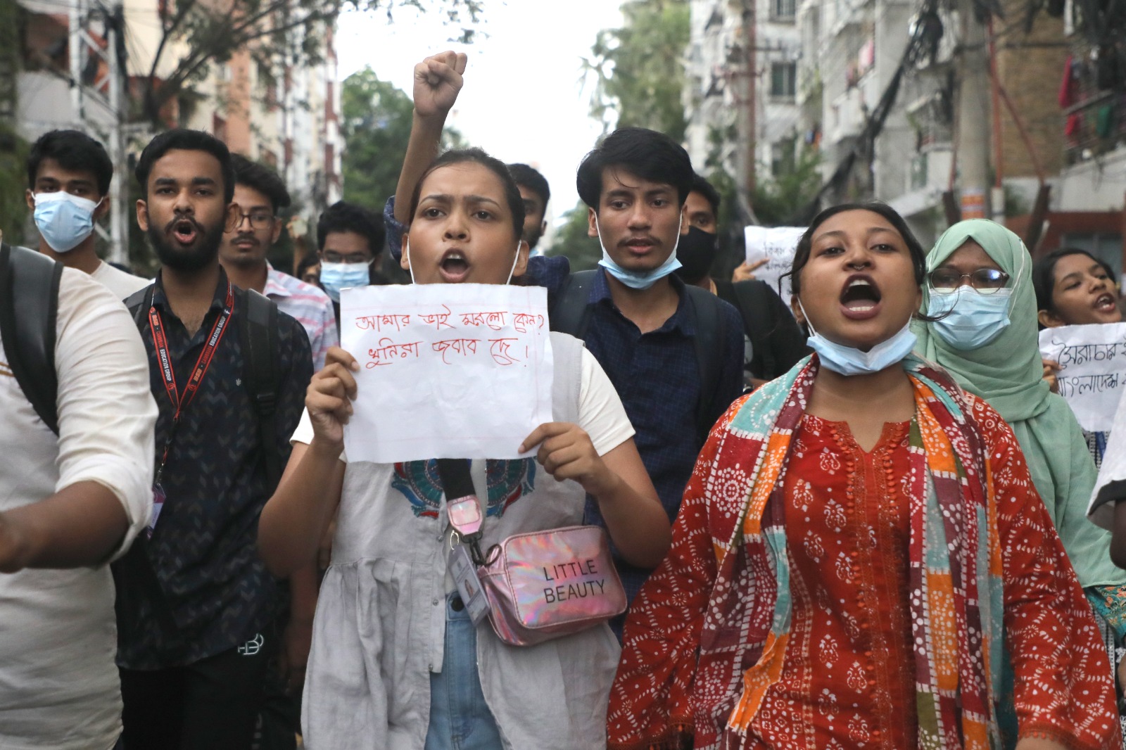 শ্বাসরুদ্ধকর পরিস্থিতি হঠাৎ ফেটে পড়ে বিজয়ের উল্লাসে