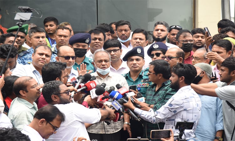 দেশে ফিরেছেন প্রধান উপদেষ্টা