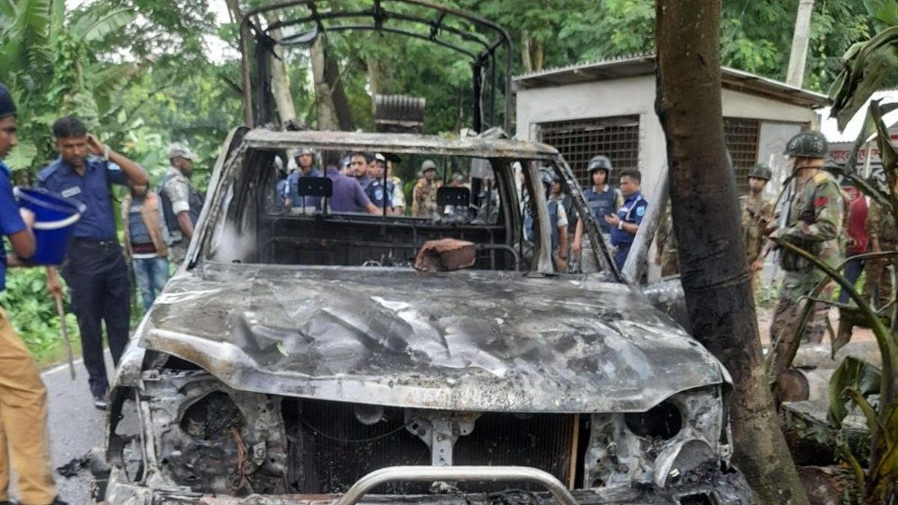 গোপালগঞ্জে পুলিশের গাড়িতে আগুন। ছবি: সংগৃহীত