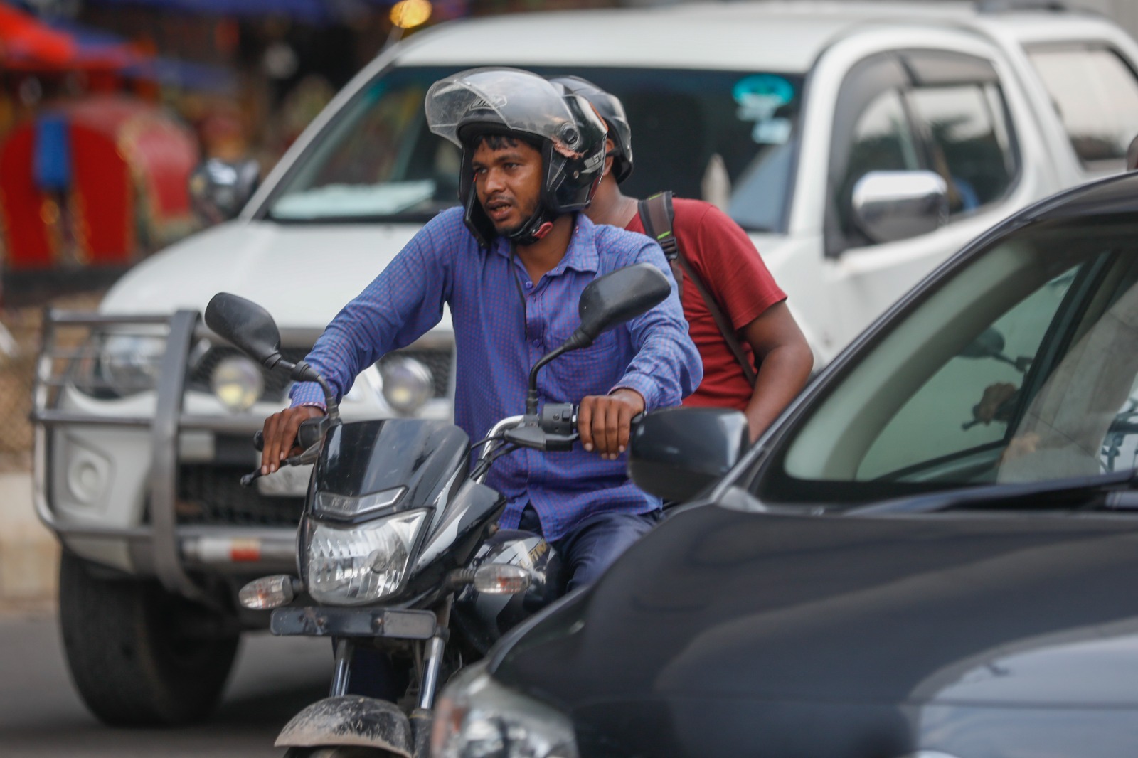 সড়কে মোবাইল ফোন ব্যবহারের ঝুঁকি