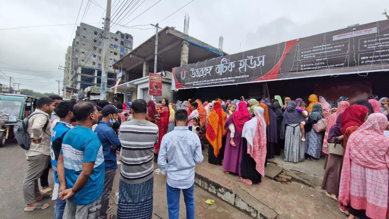 নারীদের এমন উপস্থিতির খবর পেয়ে ঘটনাস্থলে আসে পুলিশের কয়েকটি দল। স্ট্রিম ছবি