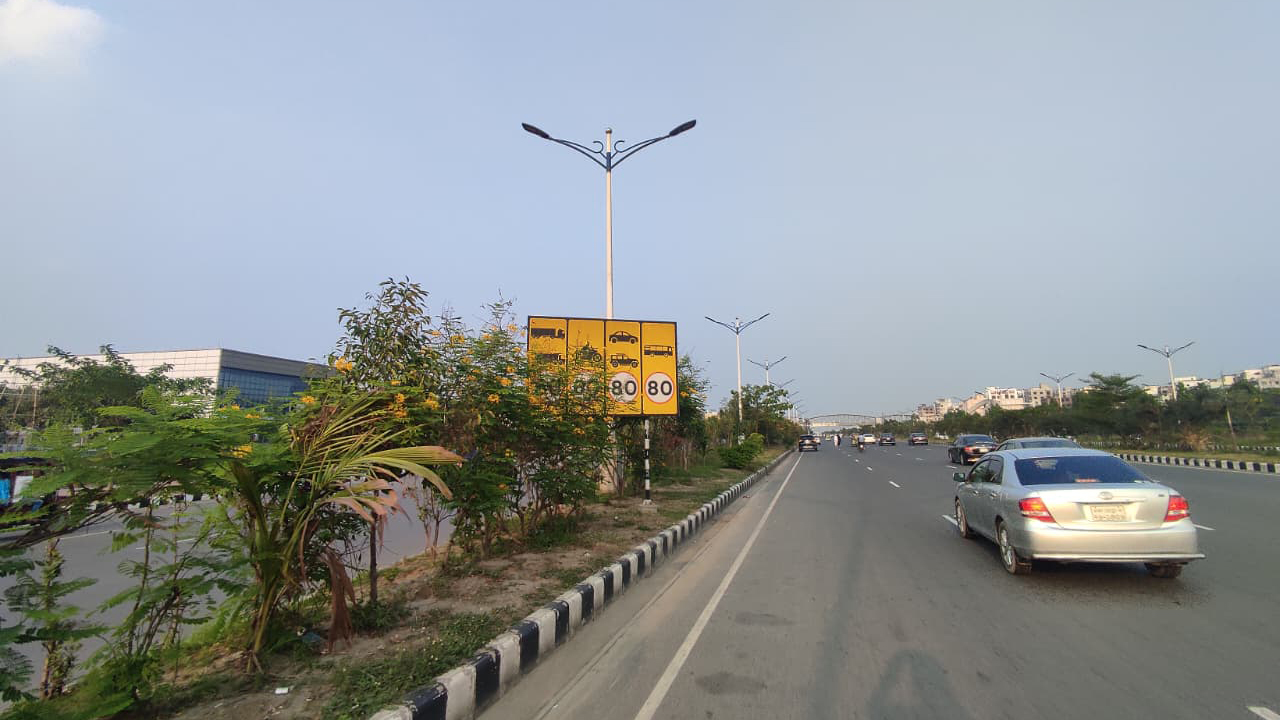 গতি নির্দেশক থাকলেও চালকরা বেশির ভাগ সময় তা মানেন না। স্ট্রিম ছবি