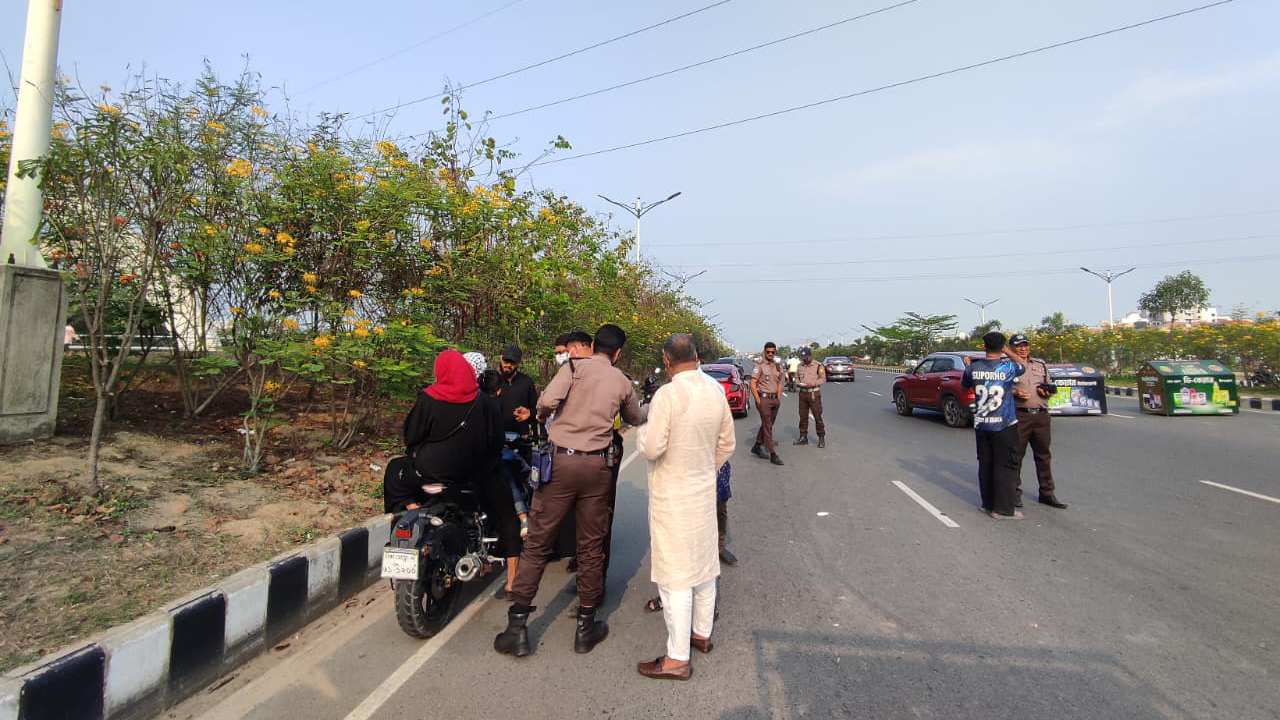 চেকপোস্ট বসিয়ে জরিমানা করেও ট্রাফিক পুলিশ চালকদের গতি নিয়ন্ত্রণ করতে পারছে না। স্ট্রিম ছবি