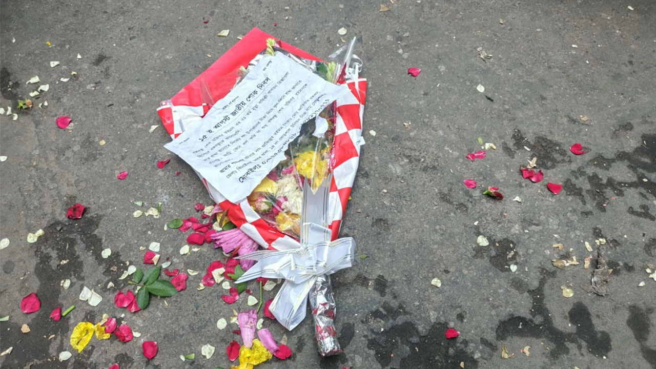 শ্রদ্ধা জানাতে আসা একজনের হাতে থাকা ফুলের তোড়া টেনে নিয়ে ছিঁড়ে ফেলেন উপস্থিত ‘জনতা’। সংগৃহীত ছবি