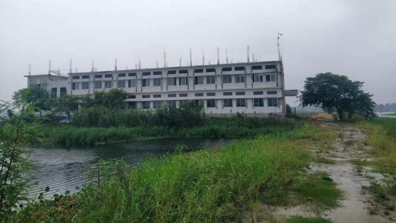 ক্যাম্পাসের বাইরের অংশ এখনও অরক্ষিত, নেই গাড়ির চলার মতো সড়কও। স্ট্রিম ছবি