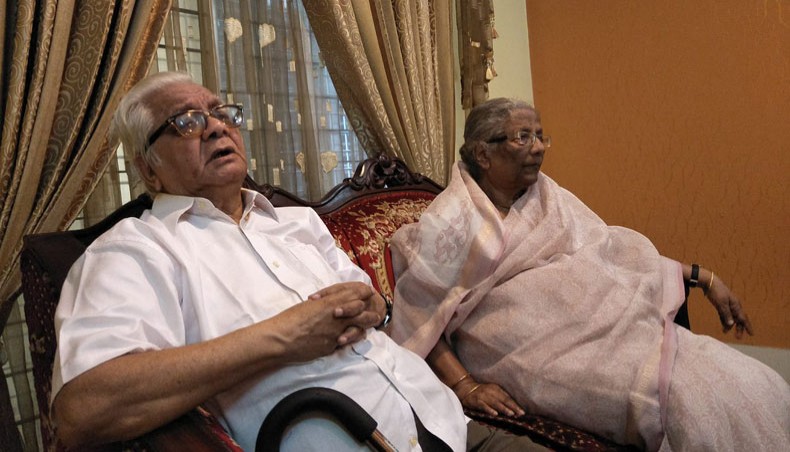 স্ত্রী সুরাইয়ার সঙ্গে বদরুদ্দীন উমর। ছবি: সংগৃহীত