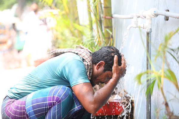 চট্টগ্রাম নগরীর চেরাগি পাহাড় এলাকা থেকে বৃহস্পতিবার তোলা। ছবি: সোহানুর রহমান