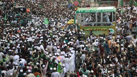চট্টগ্রাম বিভাগের বিভিন্ন প্রান্ত থেকে লাখো মানুষের স্রোত নগরের ষোলশহর জামেয়া আহমদিয়া সুন্নিয়া কামিল মাদ্রাসা প্রাঙ্গণে সমবেত হন। ছবি: সংগৃহীত
