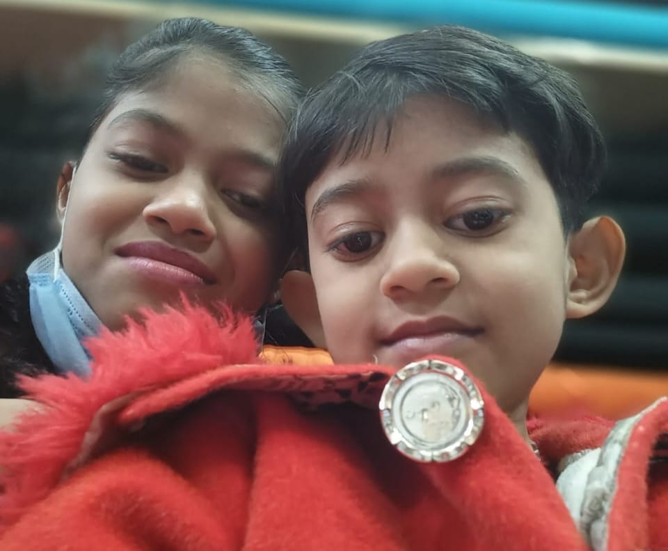 রাইসা মনি ও তাঁর বড় বোন সিনথিয়া। ছবি: সংগৃহীত