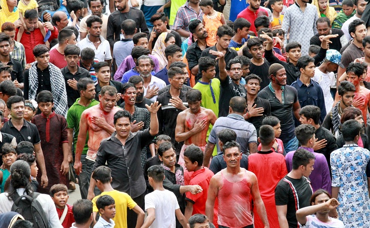 মহররমের দিন পুরান ঢাকার তাজিয়া মিছিলে ‘হায় হোসেন, হায় হোসেন’ মাতম তুলে বুক চাপড়ান মানুষেরা। ছবি: সংগৃহীত
