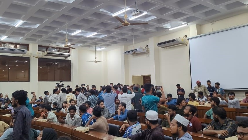রাকসু নির্বাচন ঘিরে উত্তপ্ত রাবি ক্যাম্পাস, প্রশাসনের জরুরি সভা ত্যাগ ছাত্রদল-ছাত্রজোটের