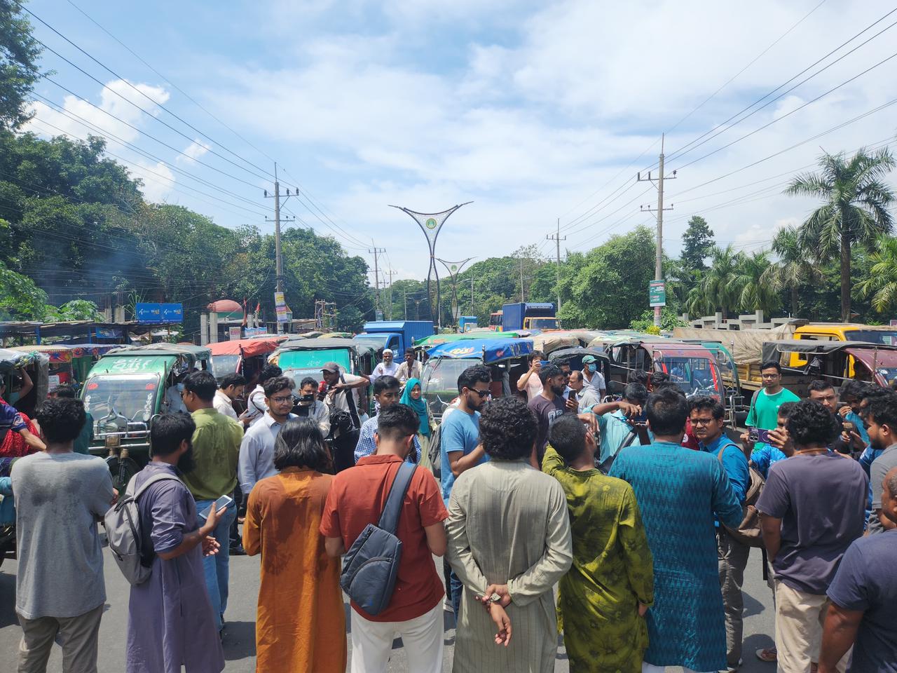 রাবি শিক্ষার্থীদের মহাসড়ক অবরোধ। স্ট্রিম ছবি