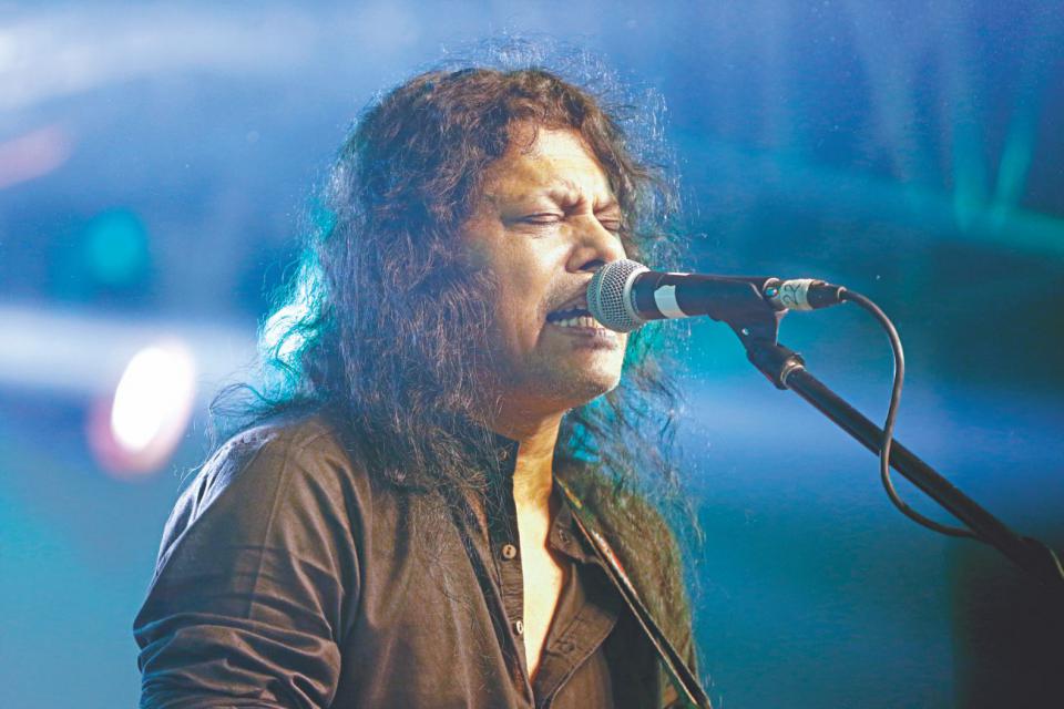 কনসার্টে 'বাবা' গাইছেন জেমস।