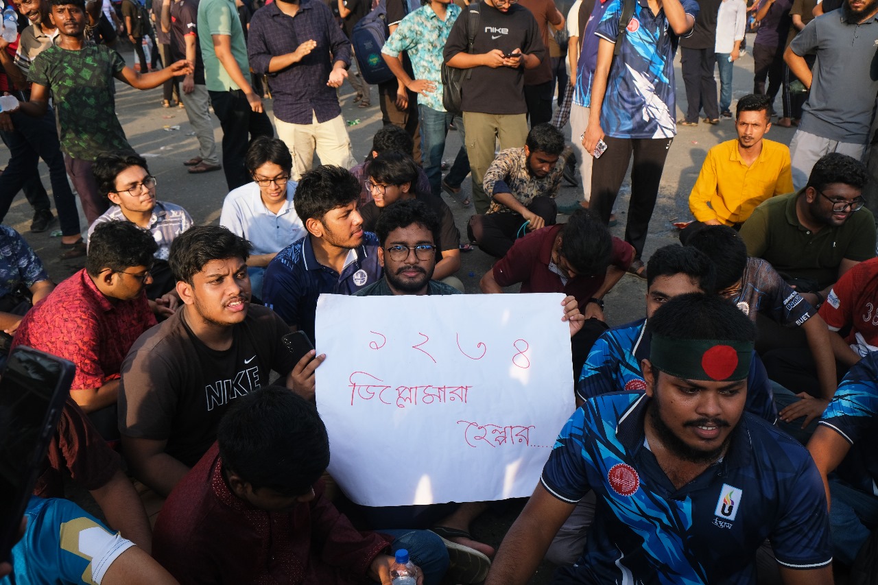 বুয়েট ও বিভিন্ন প্রকৌশল বিশ্ববিদ্যালয়ের শিক্ষার্থীরা তিন দাবিতে আন্দোলন করছে। স্ট্রিম ছবি