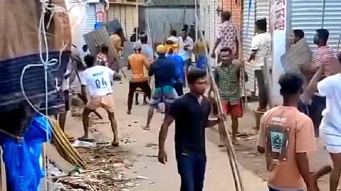 দু’পক্ষের সংঘর্ষ। ছবি: সংগৃহীত