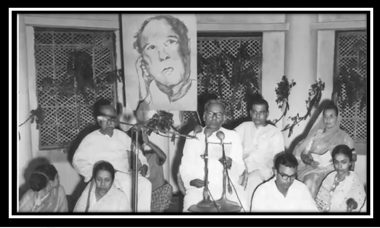 শের-ই-বাংলা একে ফজলুল হকের মৃত্যুর পর তাঁর স্মরণে আয়োজিত স্মরণসভায় বক্তৃতা দিচ্ছেন আবুল মনসুর আহমদ। ছবি: সংগৃহীত