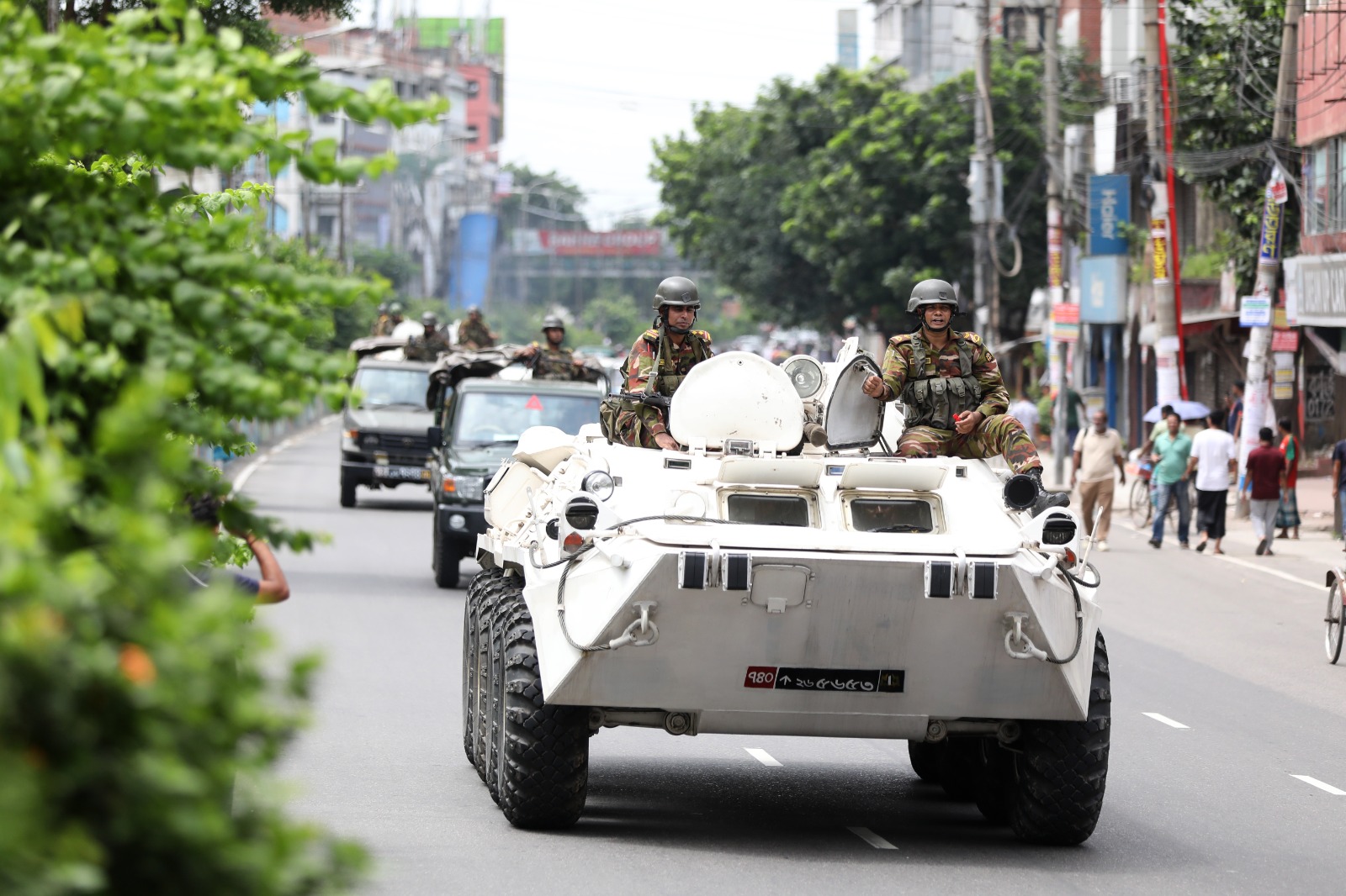 ২০ জুলাই ২০২৪-এ শিক্ষার্থীদের আন্দোলন চলাকালে বিভিন্ন স্থানে সেনাবাহিনীর টহল। ছবি: আশরাফুল আলম