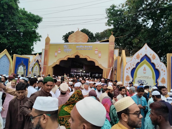 জাতীয় ঈদগাহে মুসল্লিদের নামাজ আদায়। স্ট্রিম ছবি