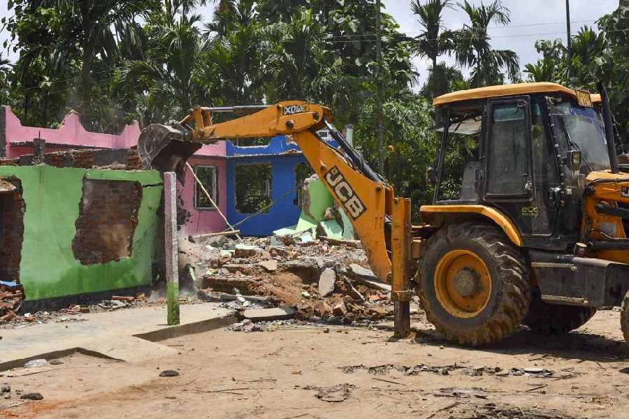 অসমের গোলপাড়া জেলার পাইকান সংরক্ষিত বন এলাকায় উচ্ছেদ অভিযান। ছবি: এএনআই