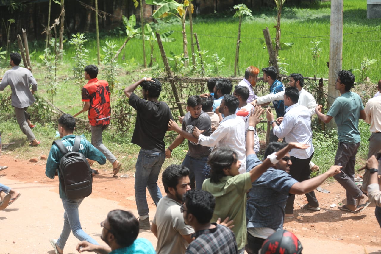 সংঘর্ষ চলাকালে চট্টগ্রাম বিশ্ববিদ্যালয়ের শিক্ষার্থীরা হতবিহ্বল হয়ে পড়েন। স্ট্রিম ছবি