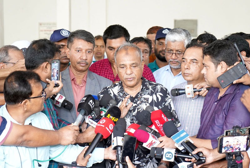 গাবতলীতে বিএডিসির গবেষণা ও প্রক্রিয়াজাত কেন্দ্র পরিদর্শনকালে কৃষি উপদেষ্টা। ছবি: পিআইডি